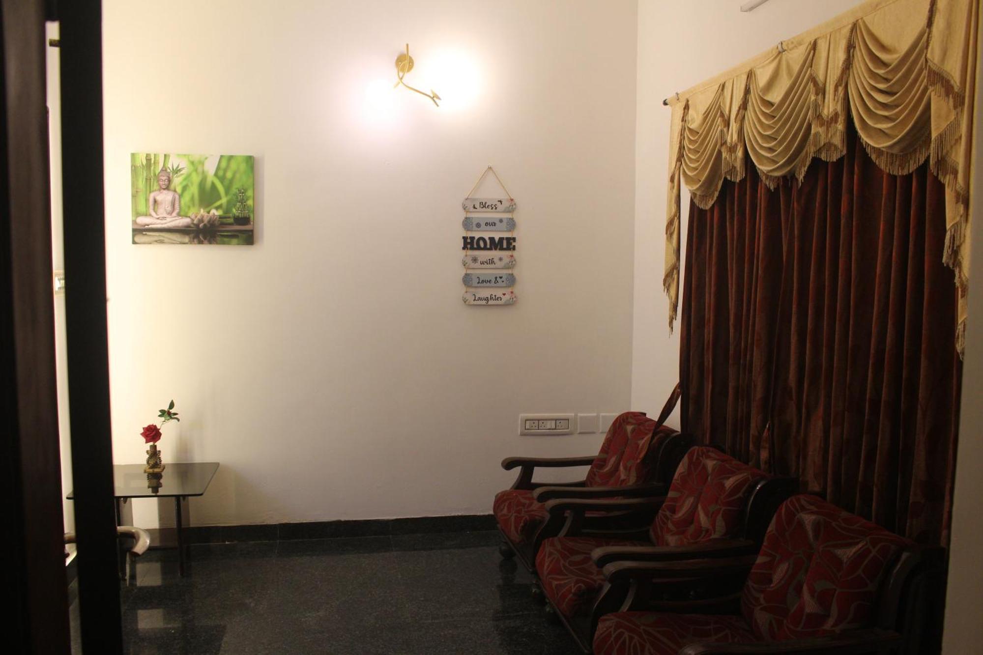 Tropical Villa Homestay มังคาลอร์ ภายนอก รูปภาพ