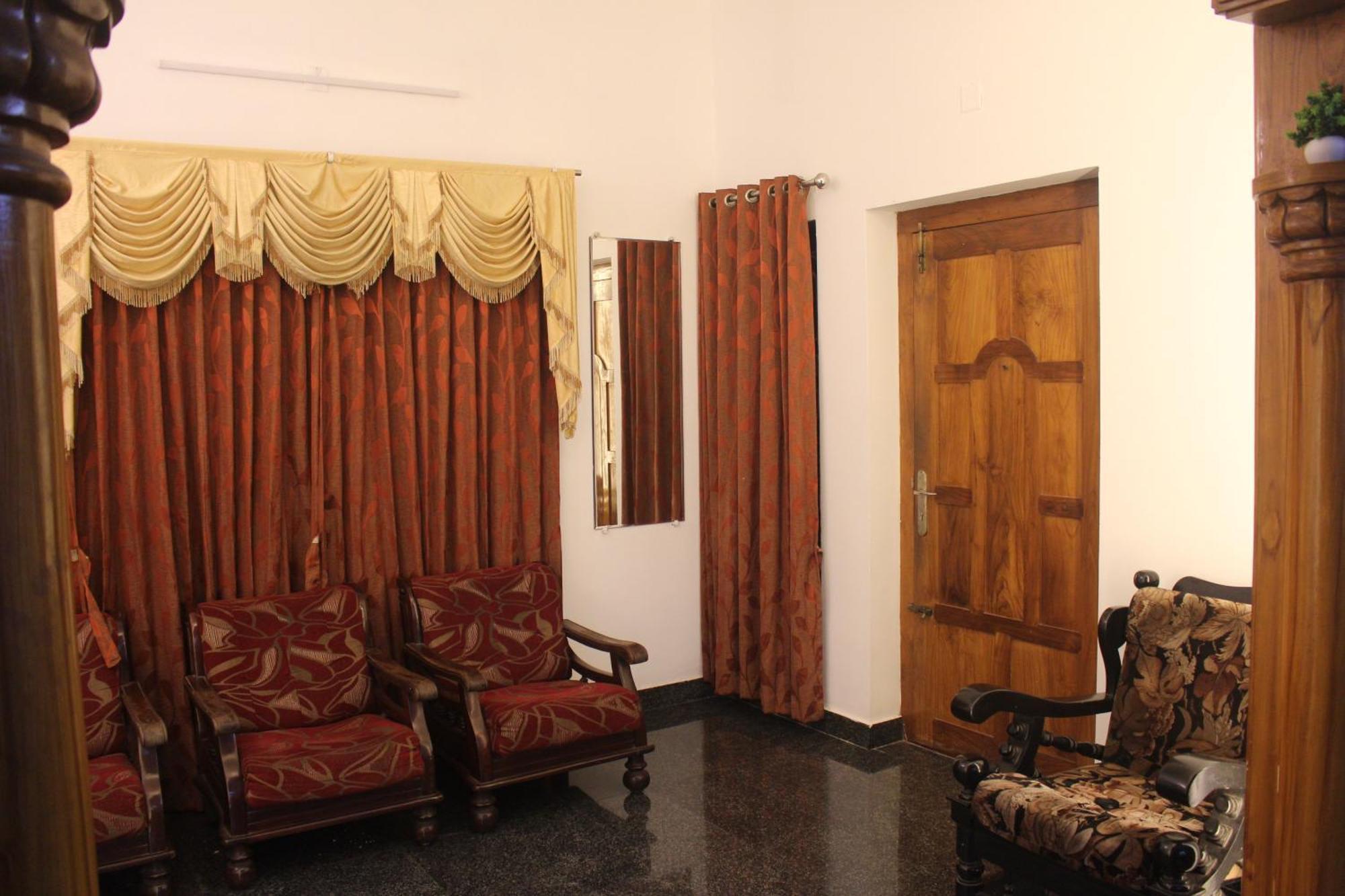 Tropical Villa Homestay มังคาลอร์ ภายนอก รูปภาพ