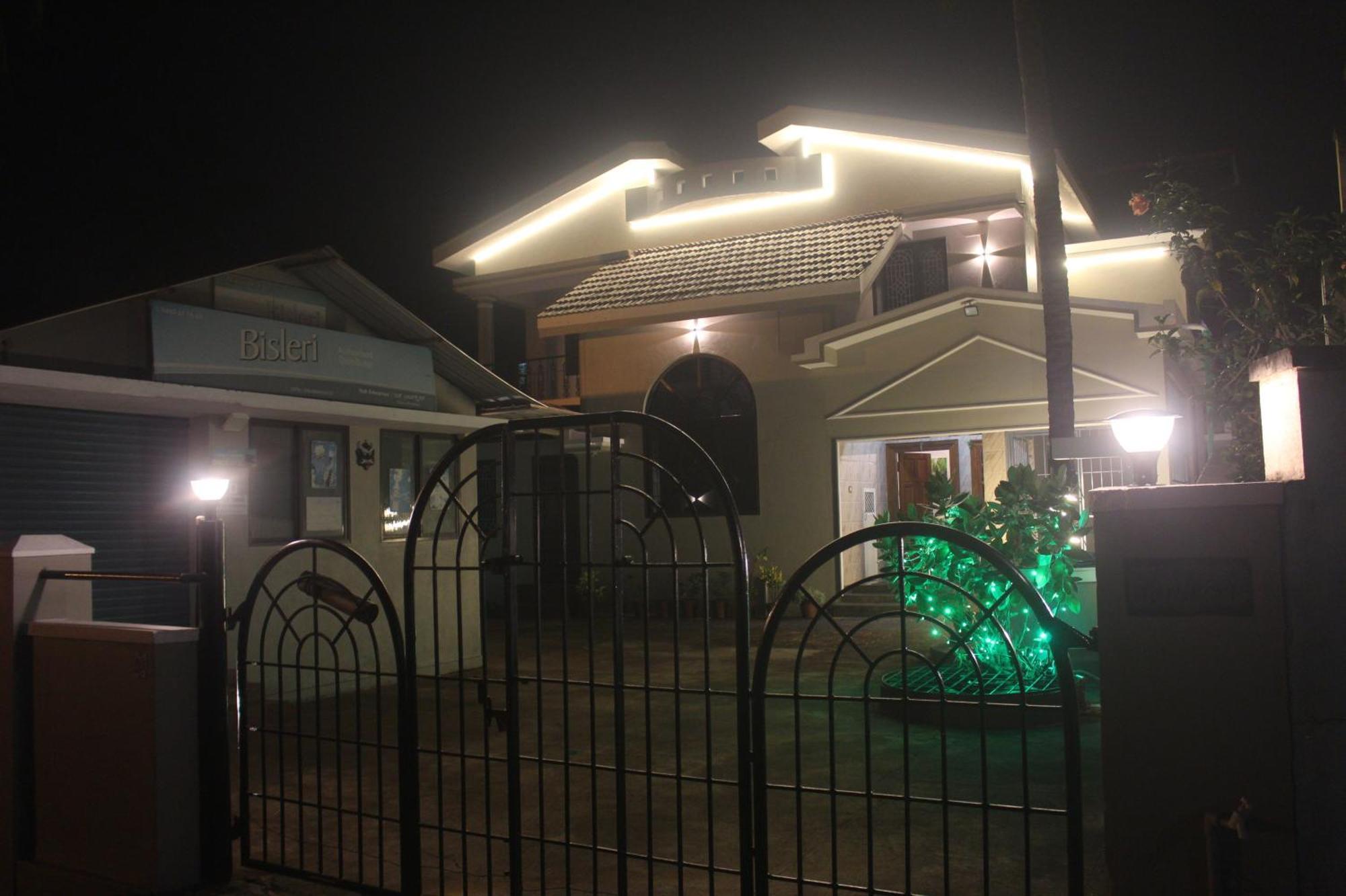 Tropical Villa Homestay มังคาลอร์ ภายนอก รูปภาพ