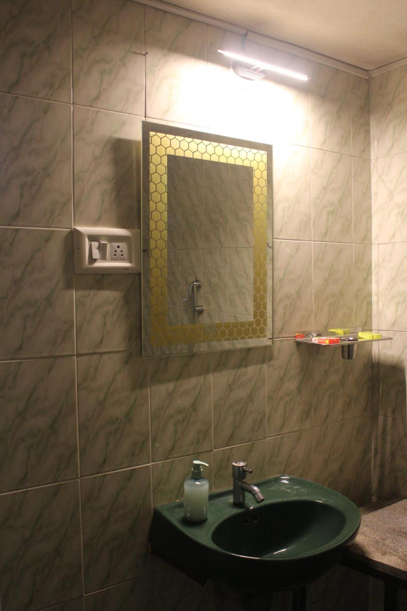 Tropical Villa Homestay มังคาลอร์ ภายนอก รูปภาพ