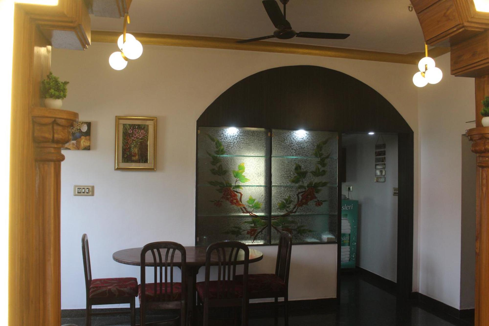 Tropical Villa Homestay มังคาลอร์ ภายนอก รูปภาพ