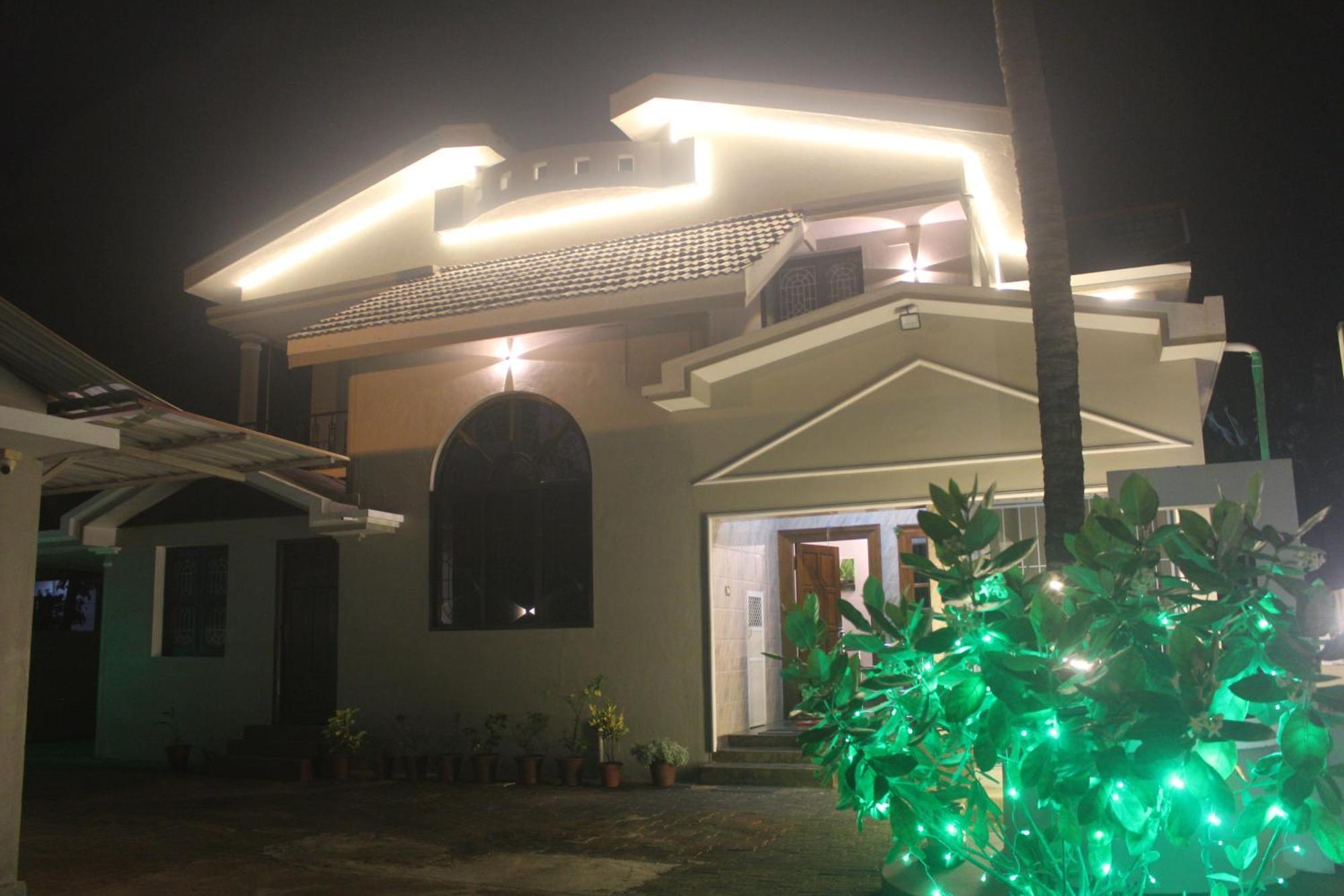 Tropical Villa Homestay มังคาลอร์ ภายนอก รูปภาพ